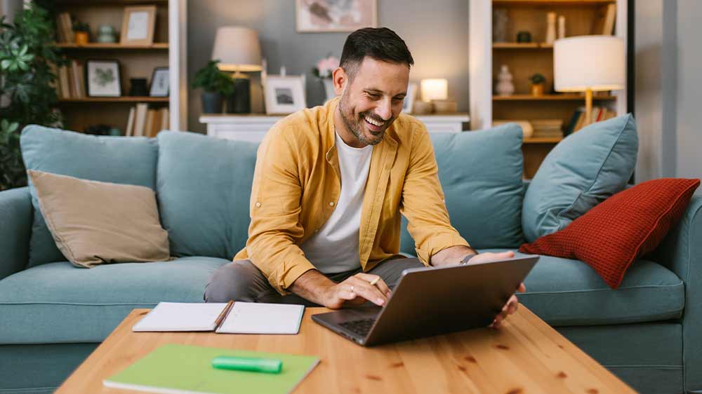 Muž pracujúci na notebooku_02