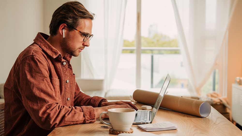 Muž pracujúci na notebooku_03