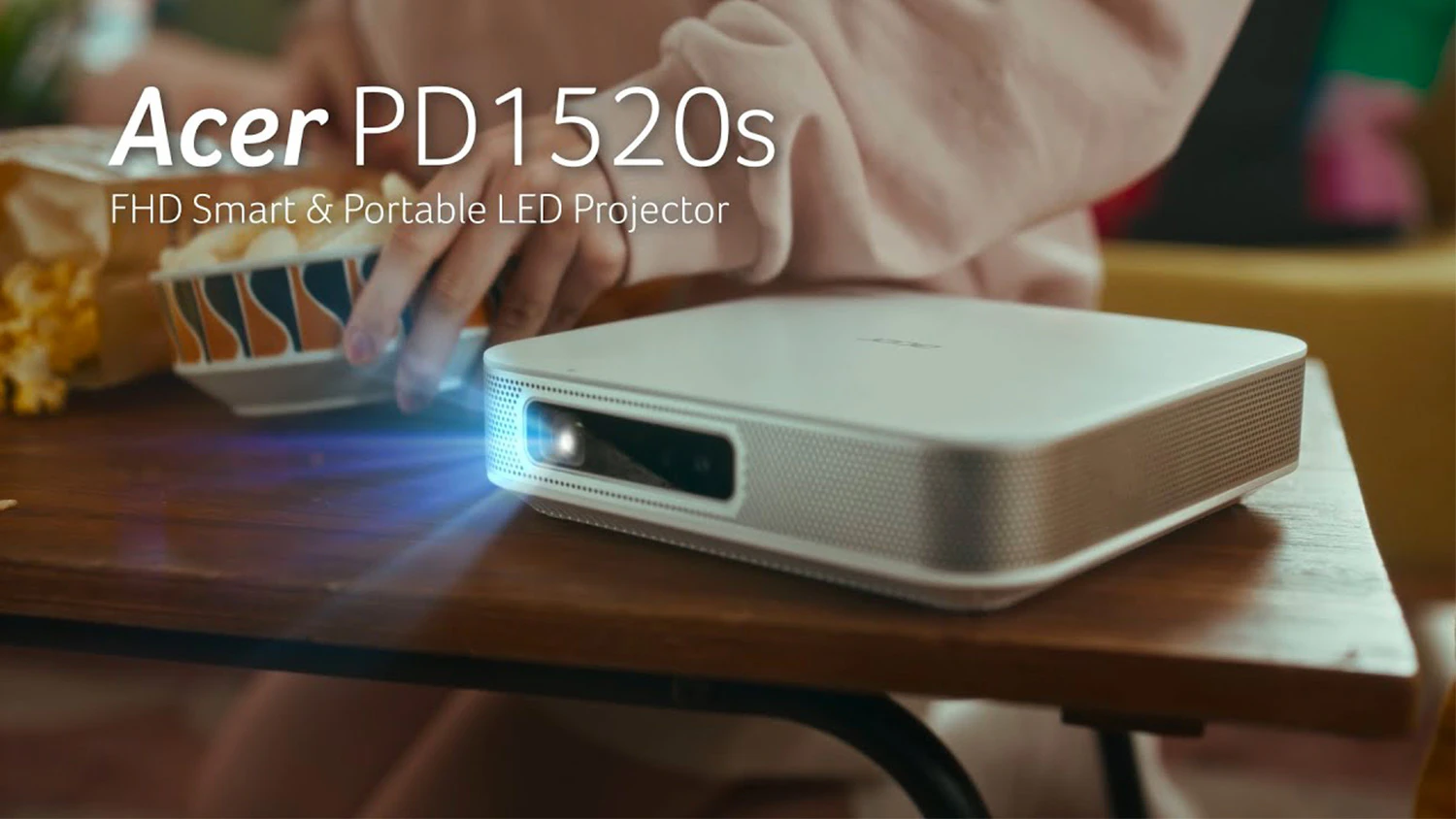 Projektor Acer PD1520S na stolíku