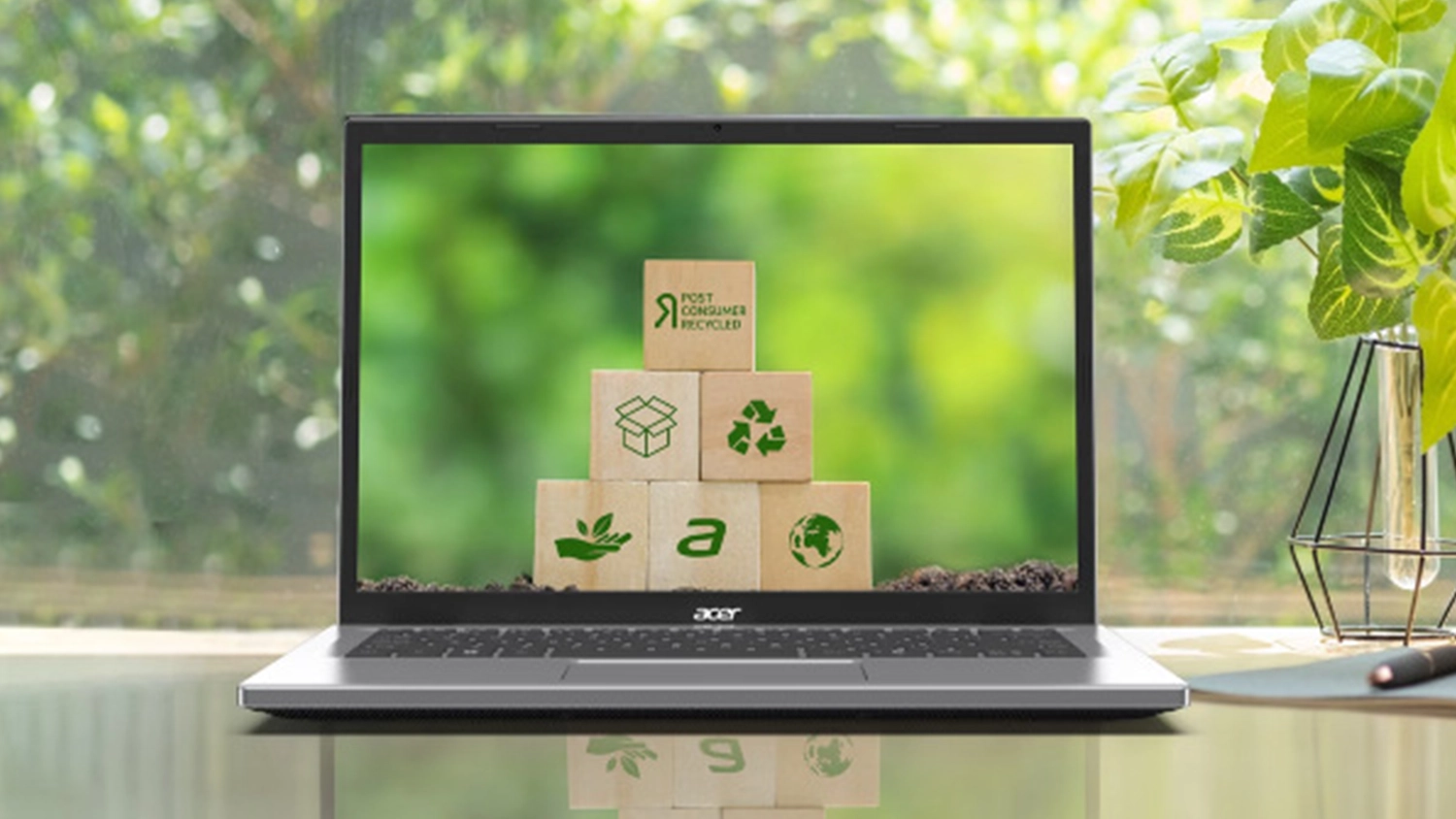 Stůl s hrnky a rostlinou vedle notebooku Acer