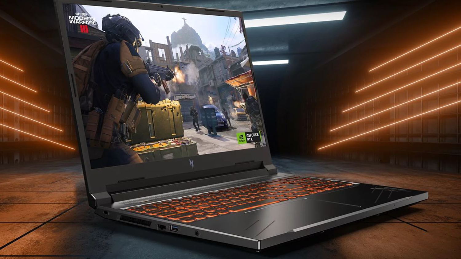 Notebook Lenovo s betónovým pozadím a oranžovými svetlami