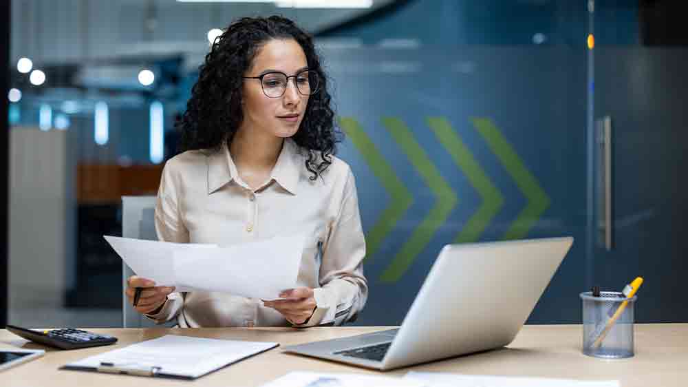 Žena v kanceláři pracuje u notebooku_02