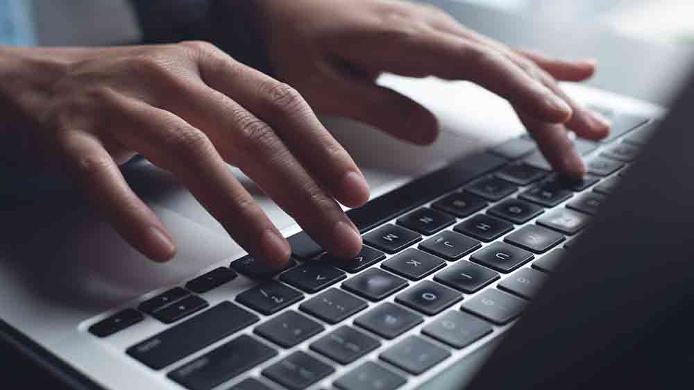 Ruce na klávesnici notebooku_03