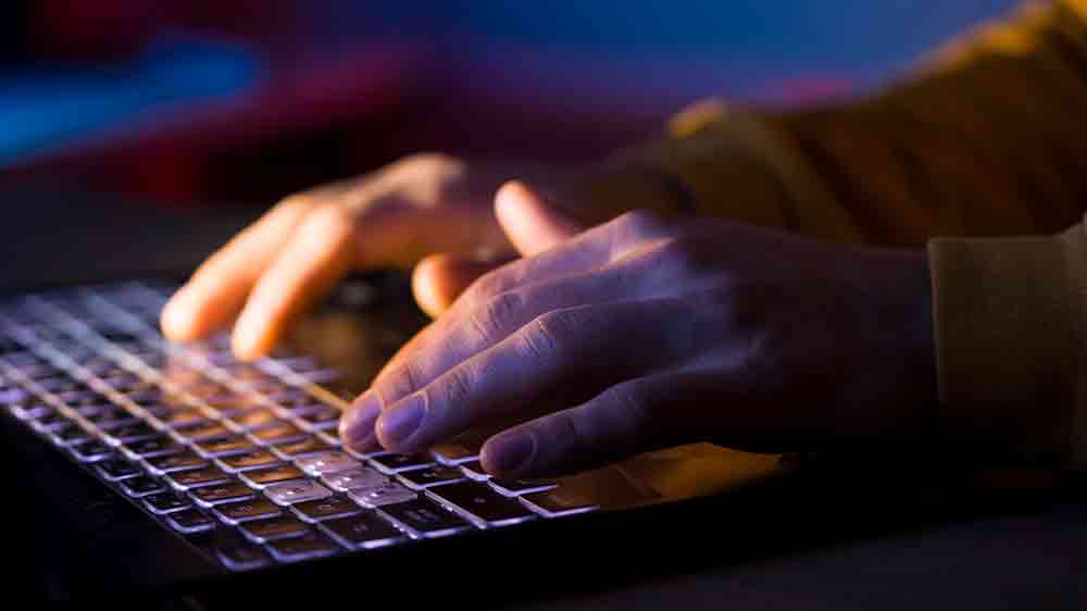 Mužské ruce na klávesnici notebooku_02
