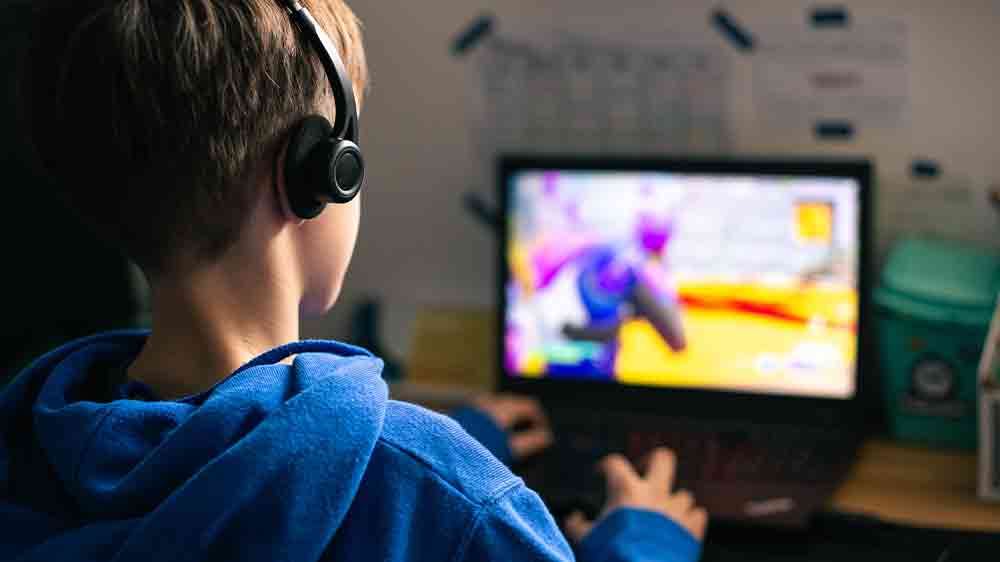 Dítě hraje hry na počítači_03