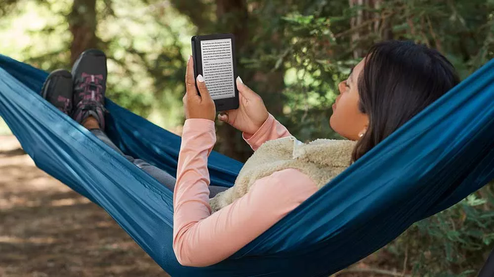 Žena v houpac&iacute; s&iacute;ti si čte knihy na Amazon Kindle 2024_03