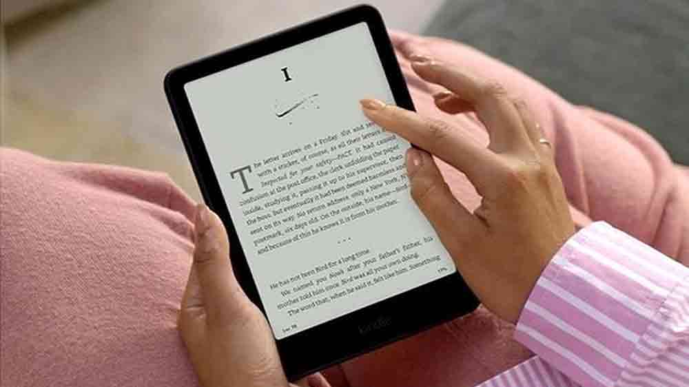Ženské ruky držia čítačku kníh Amazon Kindle Paperwhite 2024_02