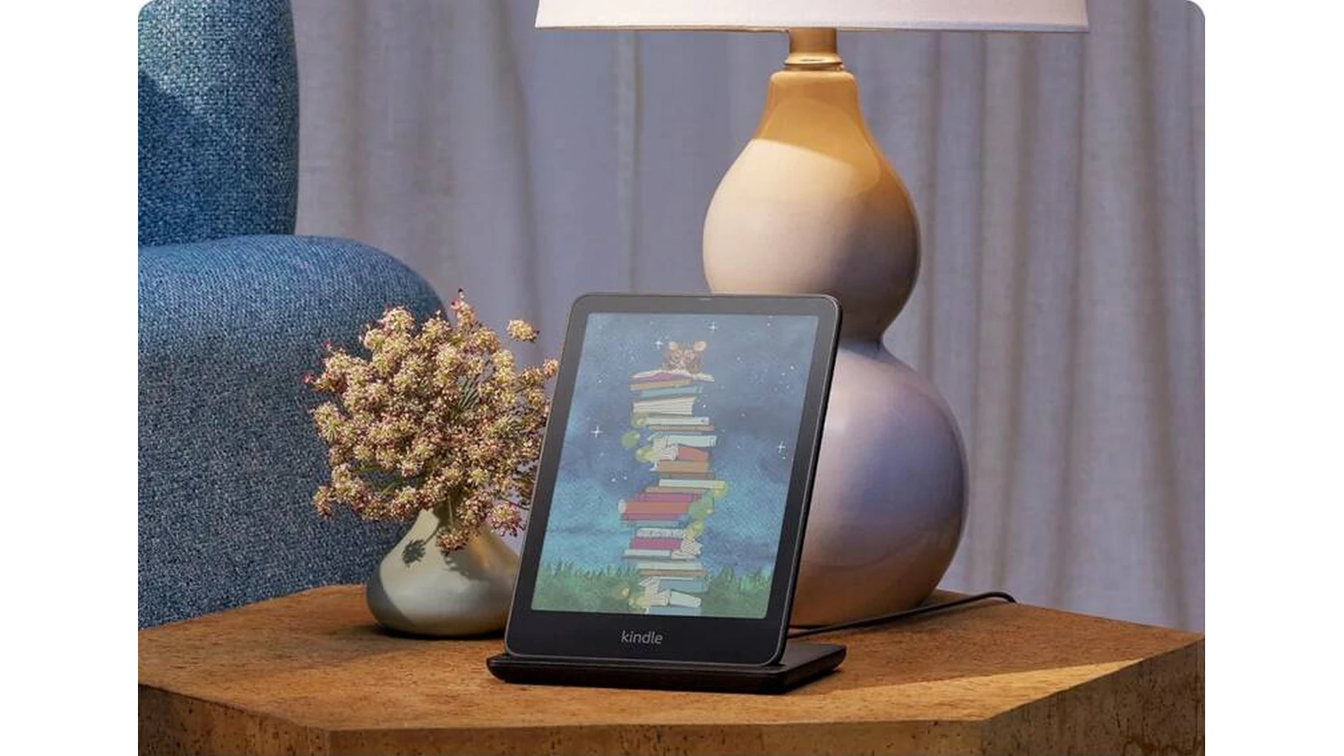 Elektronická čtečka Amazon Kindle Colorsoft na stolku