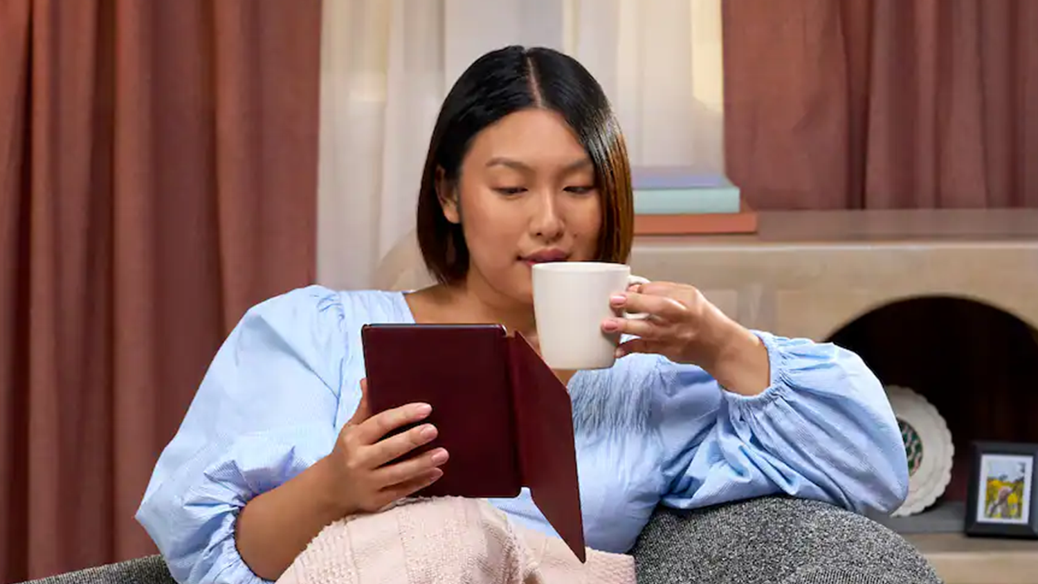 Žena používající čtečku Amazon Kindle