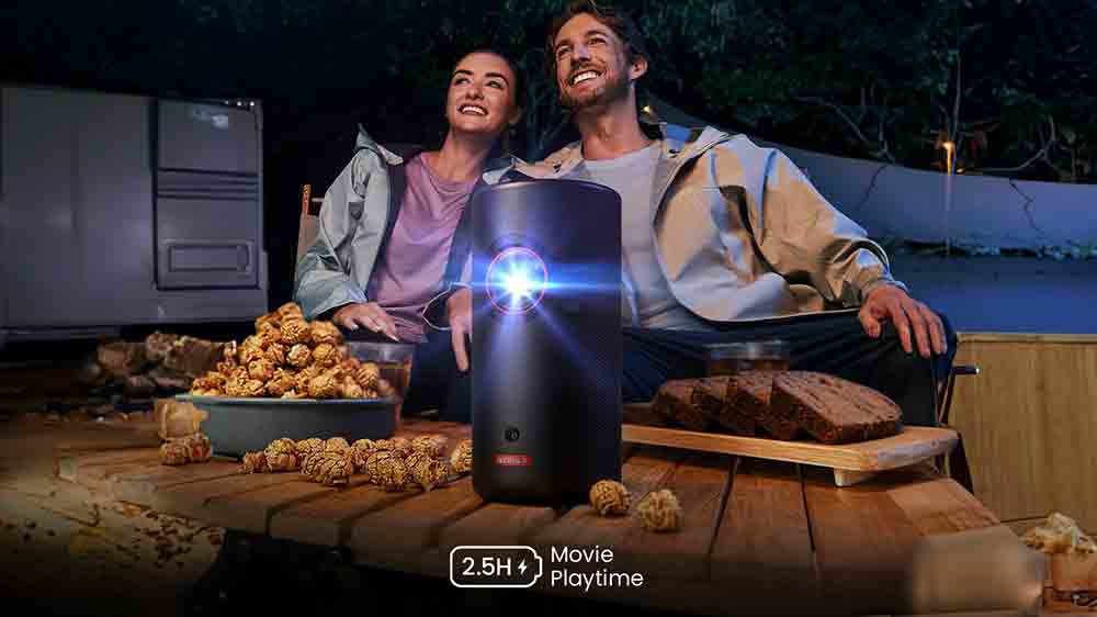 Dvaja ľudia av popredí projektor Anker Nebula Capsule 3_04