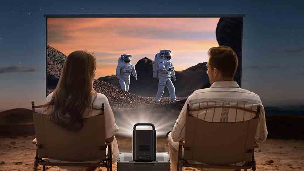 P&aacute;r sleduje premietanie z projektora Anker Nebula Cosmos Laser 4K