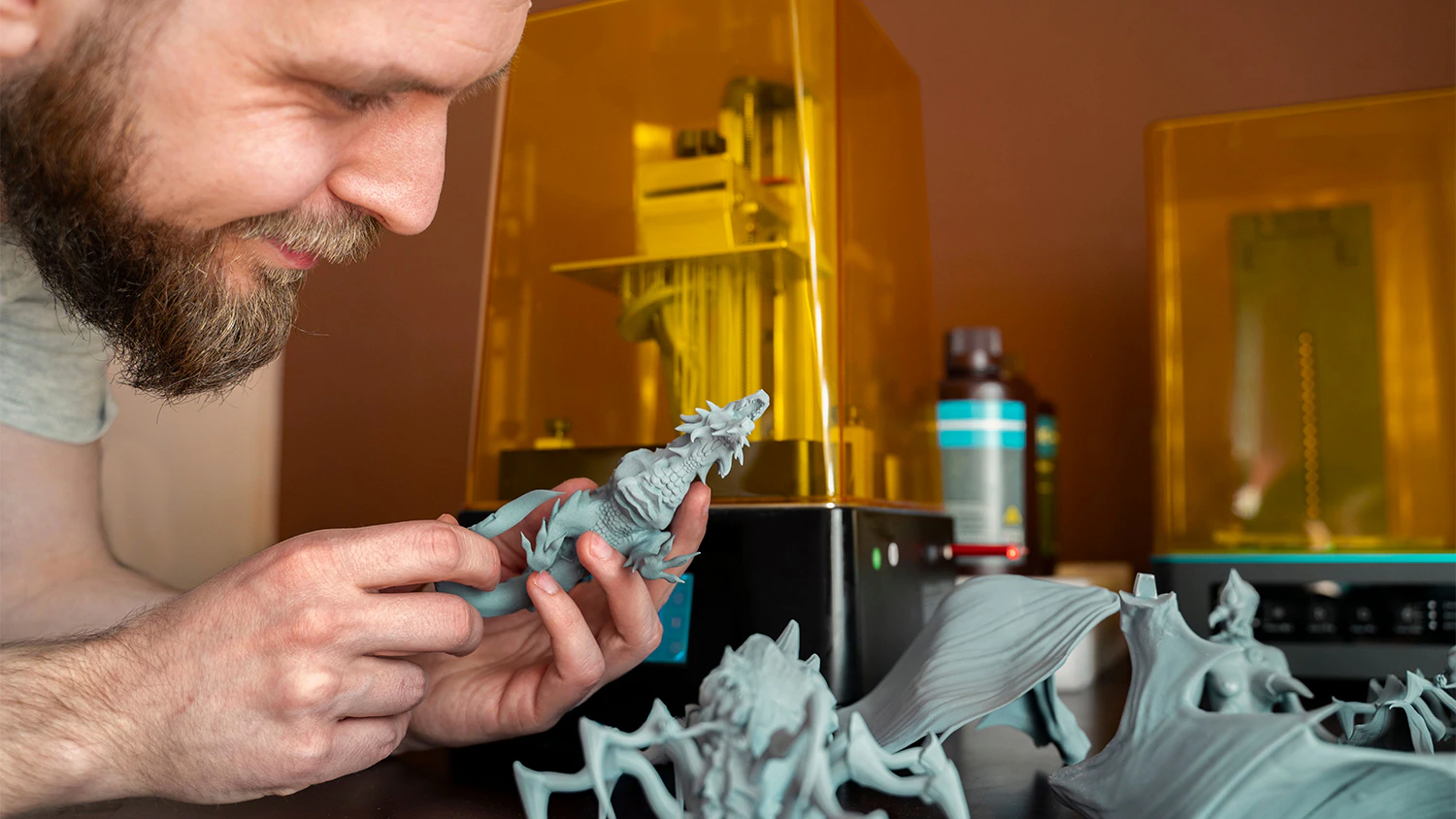 Muž se z&aacute;libně d&iacute;v&aacute; na v&yacute;tisky z&nbsp3D tisk&aacute;rny