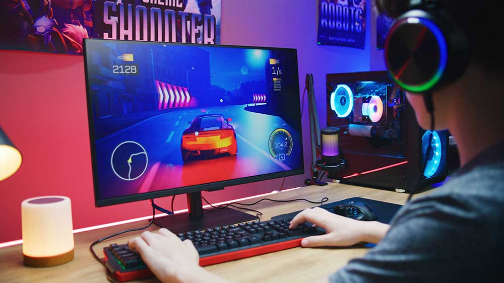 Mlad&yacute; hr&aacute;č hraje z&aacute;vodn&iacute; hru na monitoru AOC Q24G2A/BK_04