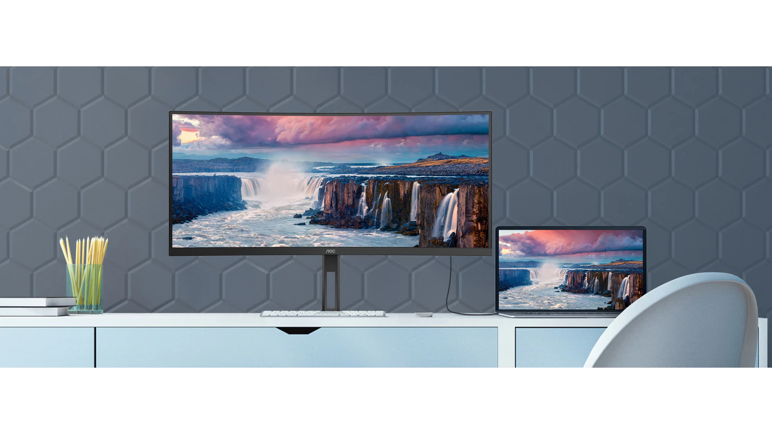 AOC monitor CU34V5C s notebookom na stole