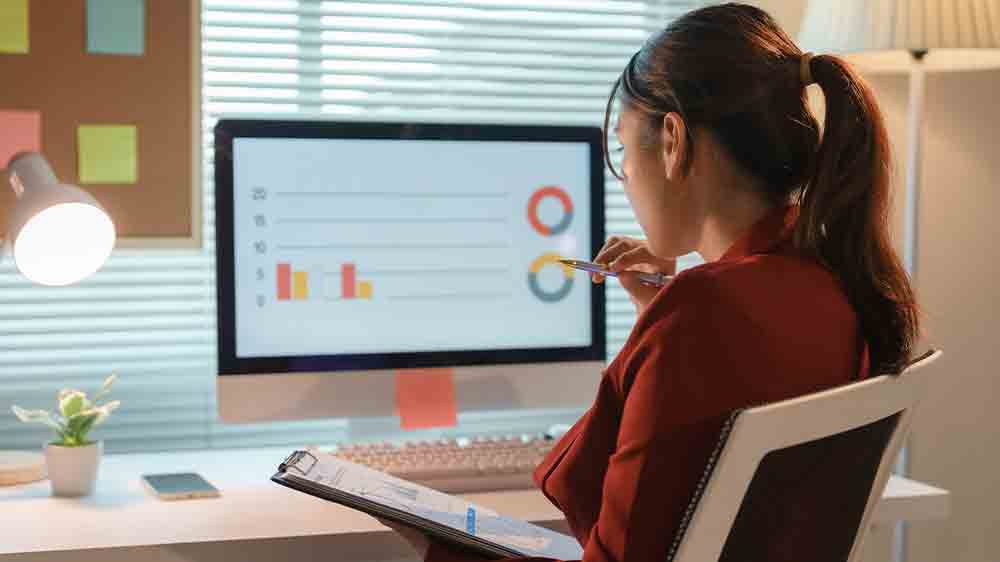 Žena pri monitore poč&iacute;tača