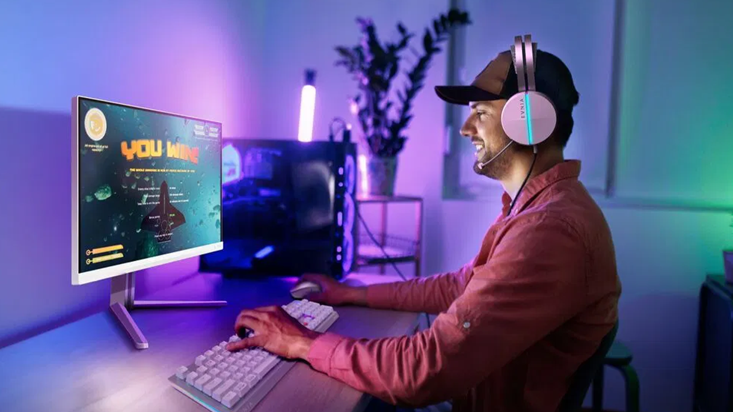 Muž hrající na PC s monitorem Philips 27M2N3501PA