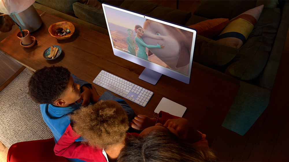 Děti sledující film na počítači Apple iMac_03