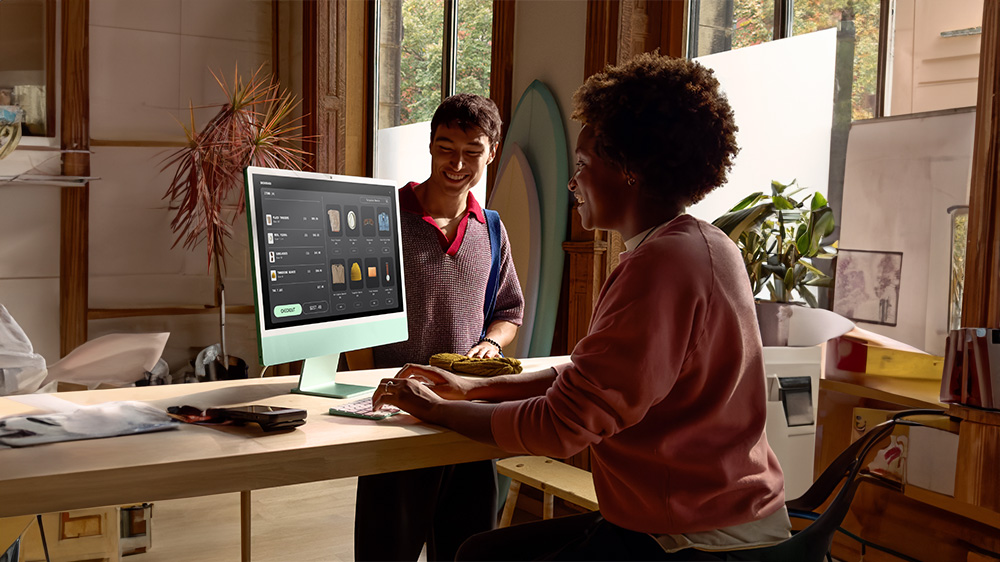 Žena pracující na počítači Apple iMac_06
