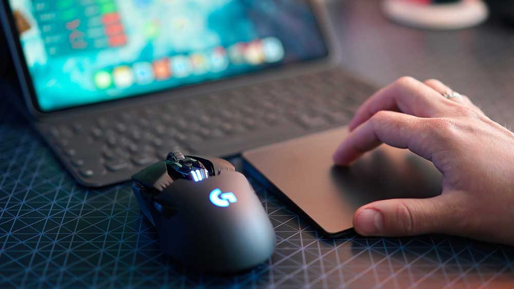 Ženská ruka ovládající trackpad pro práci na tabletu v režimu notebooku_03
