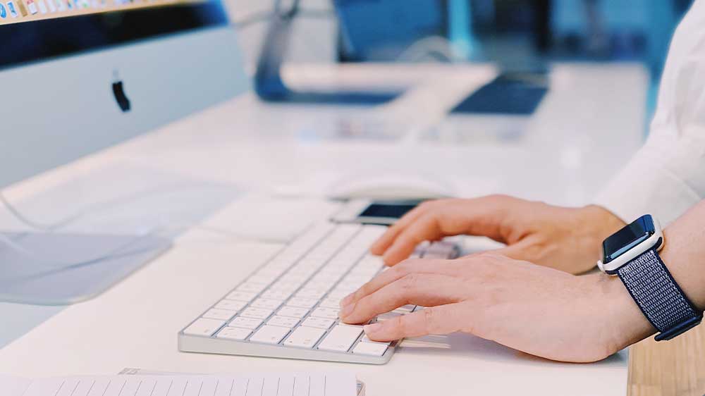 klávesnice Apple Magic Keyboard ženské ruce, které píší_02