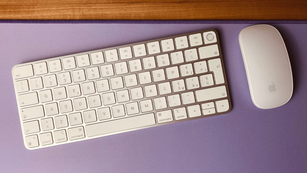 Klávesnice Apple Magic Keyboard s Touch ID na stole s myší_02