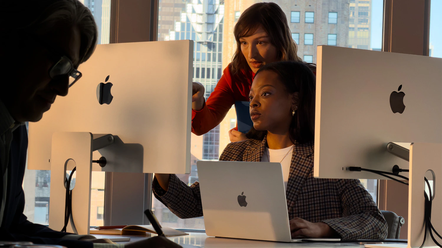 Ženy pracuj&iacute;c&iacute; na monitorech Apple Studio Display 2026