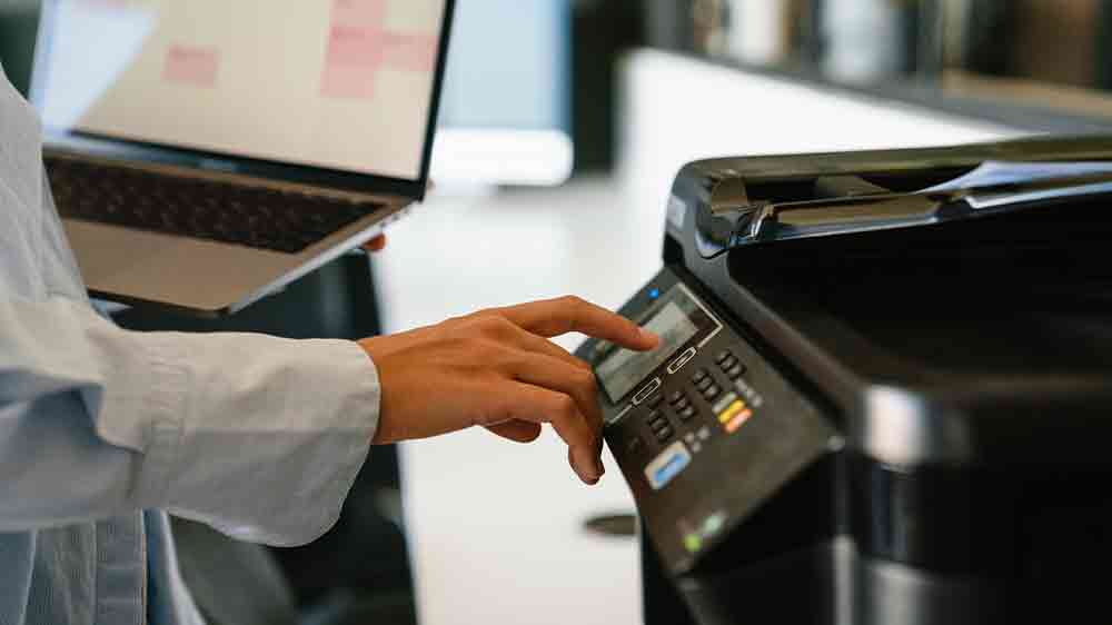 Žena s notebookem tiskne dokumenty na tiskárně_02