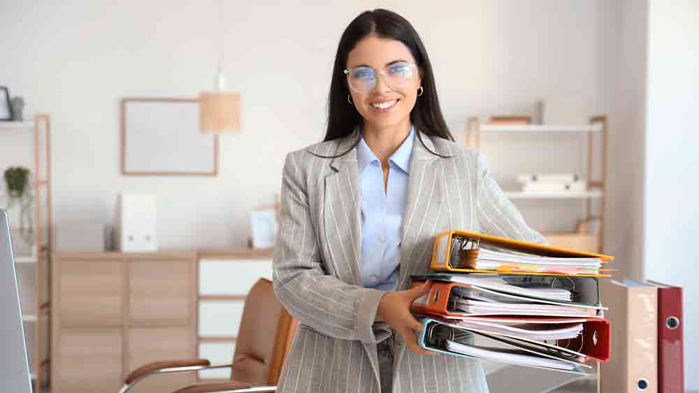 Muž a žena podepisující dokumenty_03