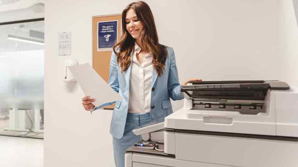 Žena u tiskárny v kanceláři_02