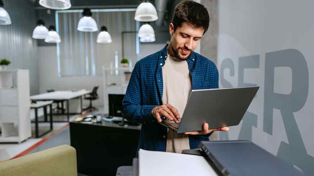 Muž v kanceláři při tisku_02