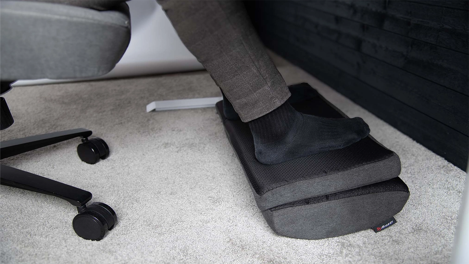 Nohy na prevr&aacute;tenom vank&uacute;&scaron;i pod nohy Arozzi Footrest
