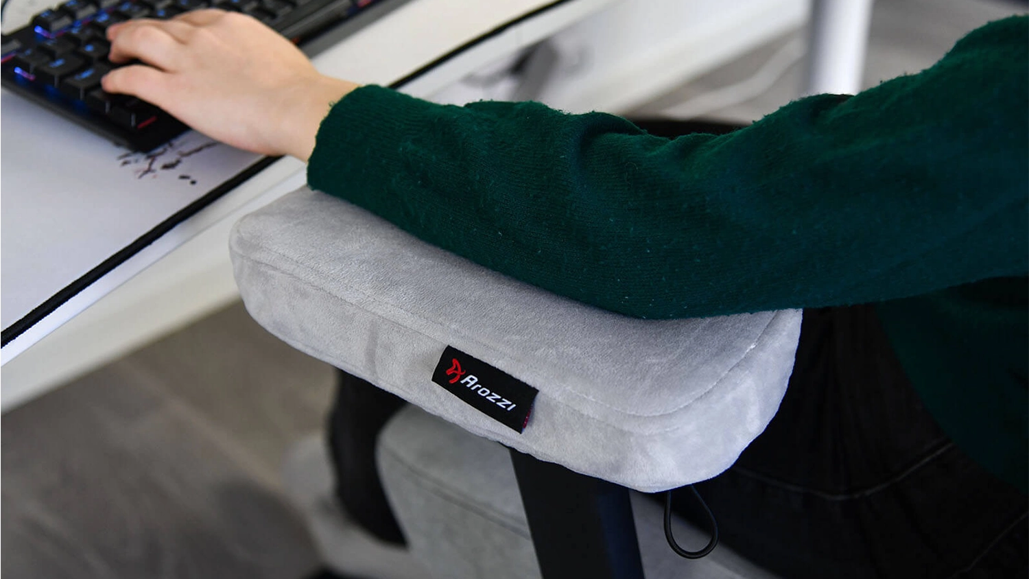 Ruka položen&aacute; na opierke Arozzi Memory Foam