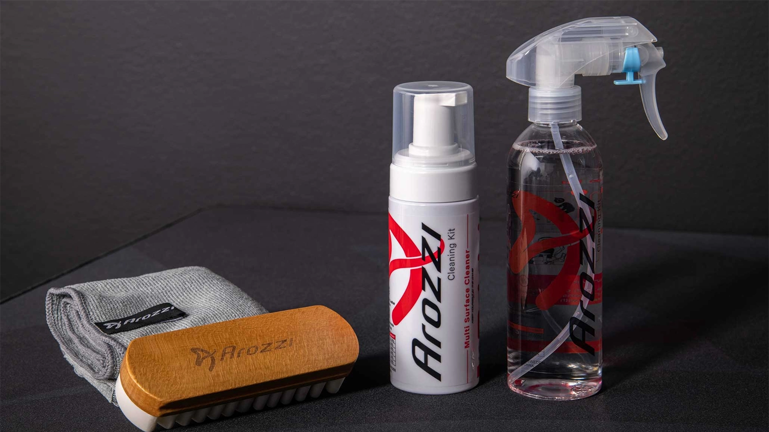 Čistiaca sada Arozzi Cleaning Kit na tmavom pozadí
