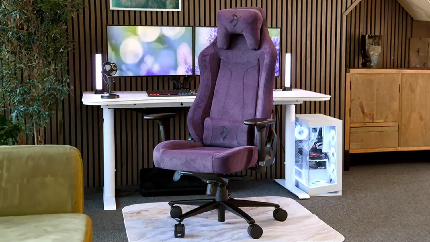 Moderný pracovný setup s kreslom Arozzi