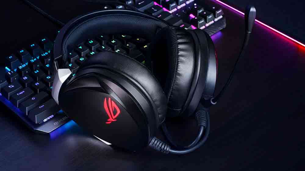 Herní sluchátka ASUS ROG Theta 7.1 položené na klávesnici počítače_02