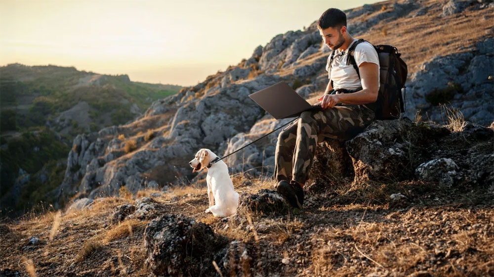 Muž na skále s notebookem Asus ProArt P16 - H7606WI- OLED080X_02