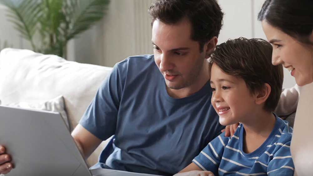 Rodina doma připojena se systémem ASUS ZenWifi BT10_04