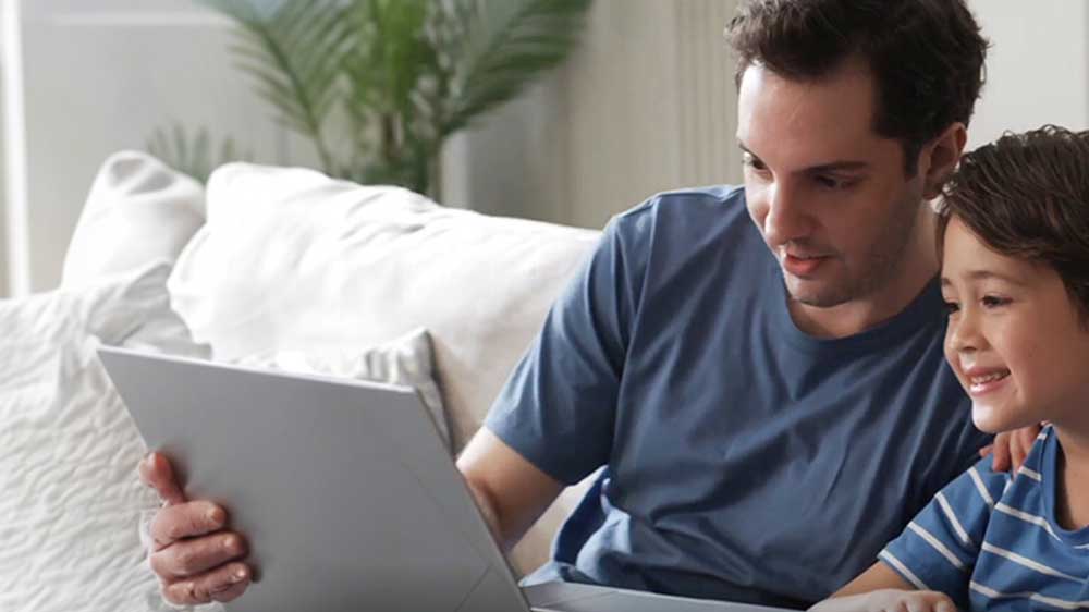 Rodina doma připojena se systémem ASUS ZenWifi BD4_04