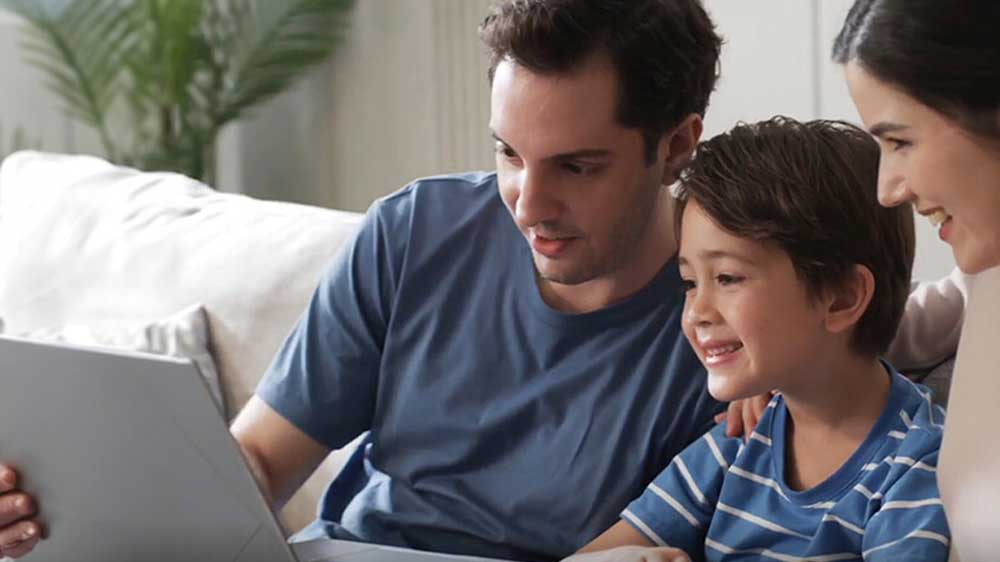 Rodina doma připojena se systémem ASUS ZenWifi BD4_04