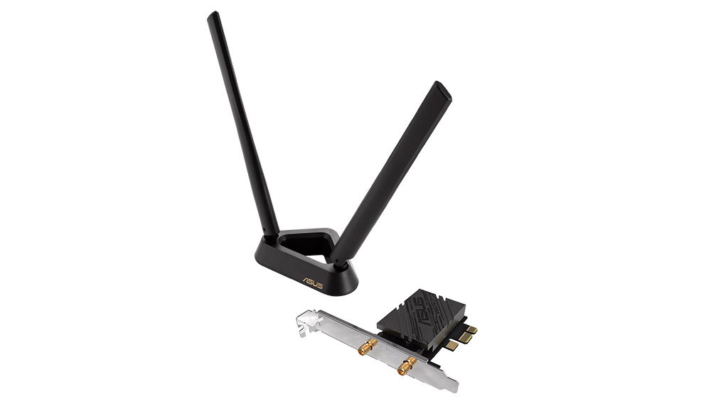 Wi-Fi adapt&eacute;r ASUS PCE-BE92BT PCI-E zobrazen na b&iacute;l&eacute;m pozad&iacute; s viditeln&yacute;mi extern&iacute;mi ant&eacute;nami a PCIe konektorem