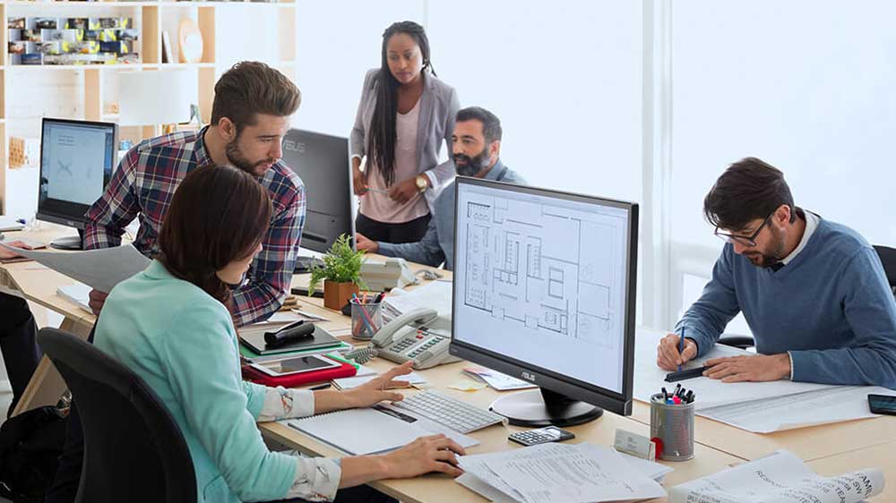 Kancelář se zařízeními připojenými k Routeru ASUS ExpertWifi_02