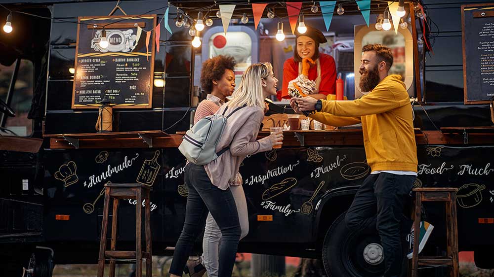 Lidé venku a router ASUS ExpertWifi_03