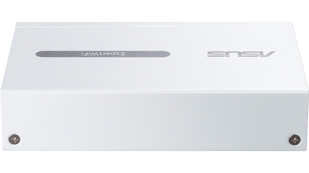 Switch ASUS ExpertWi-Fi EBP15 v prostred&iacute; kancel&aacute;rie s mobilnou aplik&aacute;ciou ExpertWi-Fi zobrazenou na telef&oacute;ne pre jednoduch&uacute; spr&aacute;vu siete