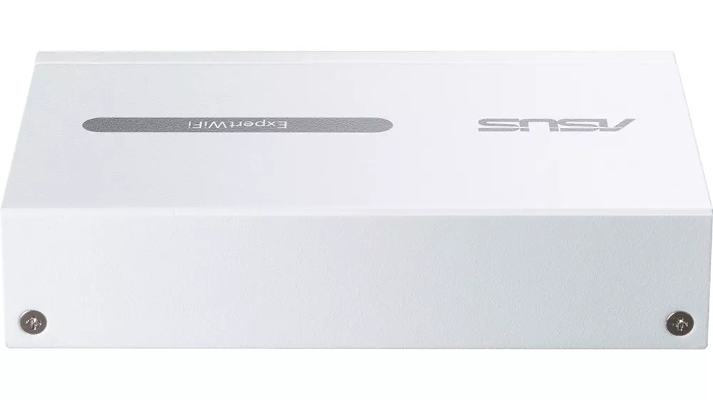 Switch ASUS ExpertWi-Fi EBP15 v prostred&iacute; kancel&aacute;rie s mobilnou aplik&aacute;ciou ExpertWi-Fi zobrazenou na telef&oacute;ne pre jednoduch&uacute; spr&aacute;vu siete