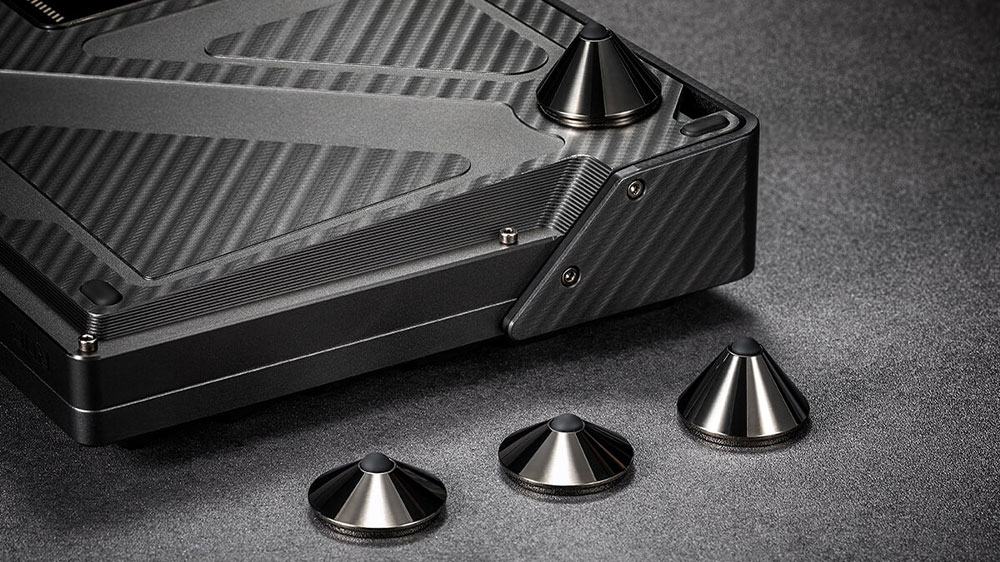 Bezdrátová klávesnice ASUS ROG Azoth Extreme s magnetickými nožičkami dvou velikostí_03