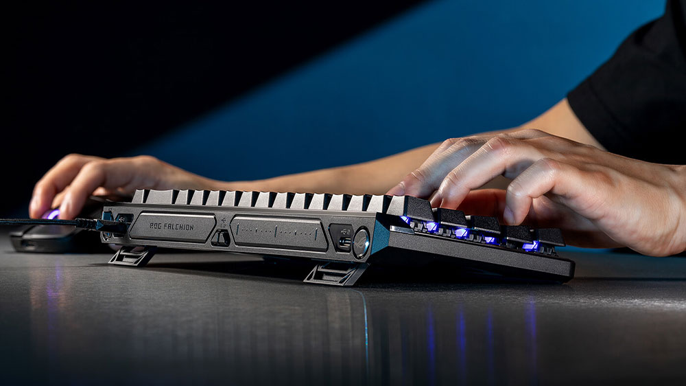 Muž píše na klávesnici ASUS ROG Falchion Ace HFX a má upravený úhel sklonu_03