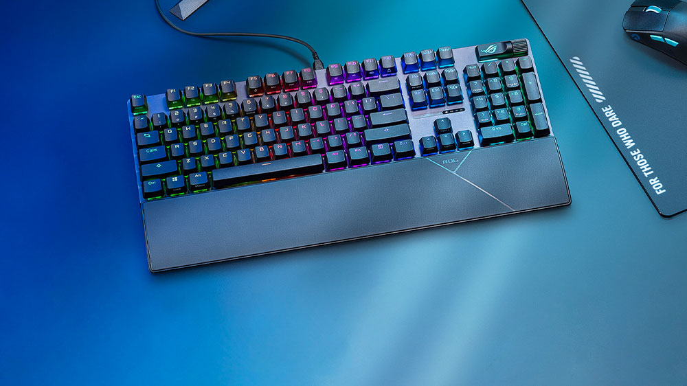 Herní klávesnice ASUS ROG Strix Scope II s barevným podsvícením Aura Sync RGB vedle počítačové myši_02