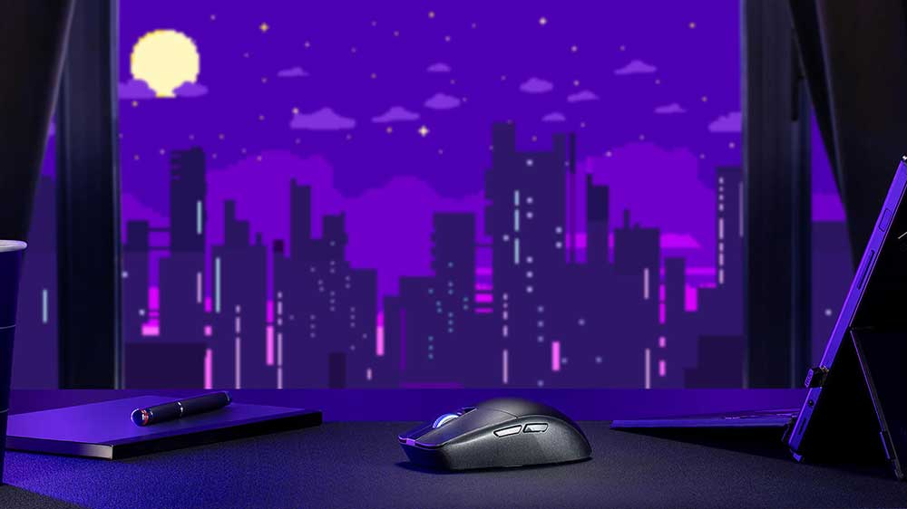 Bezdrátová herní myš ASUS ROG Strix Impact III na stole vedle notebooku_02