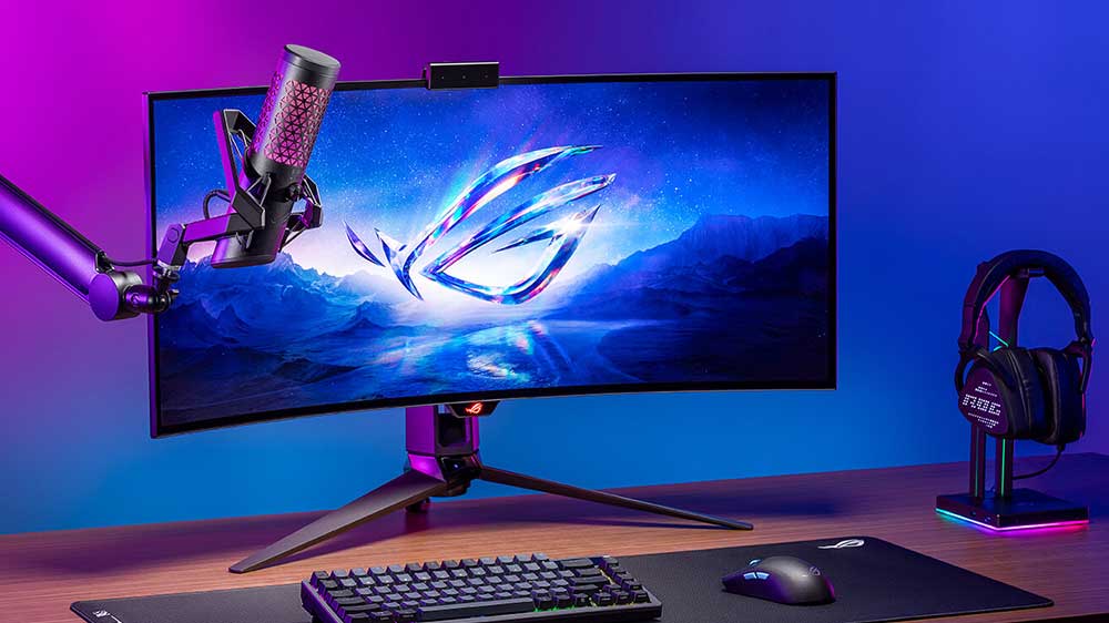 Mikrofon ASUS ROG Carnyx v černé barvě uchycený v rameni pro mikrofon vedle počítače a dalšího příslušenství_04