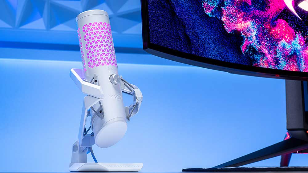 Mikrofon ASUS ROG Carnyx na stole vedle počítače_03